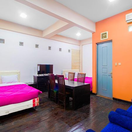 Tobana House Bintaro Hotel Jacarta Exterior foto